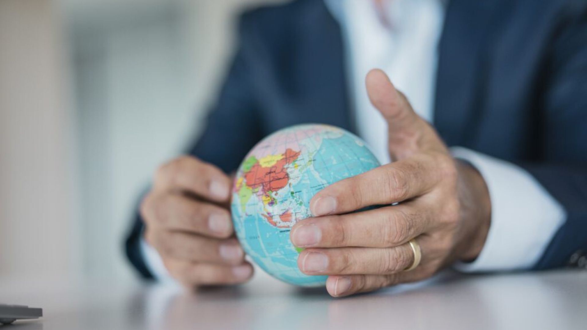 consejos para expandirte en el extranjero y superar los desafíos culturales y regulatorios