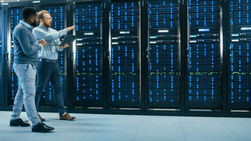 Nube Híbrida y Multinube: Discute cómo las empresas están utilizando soluciones de nube híbrida y multinube para optimizar sus operaciones y aumentar la flexibilidad.