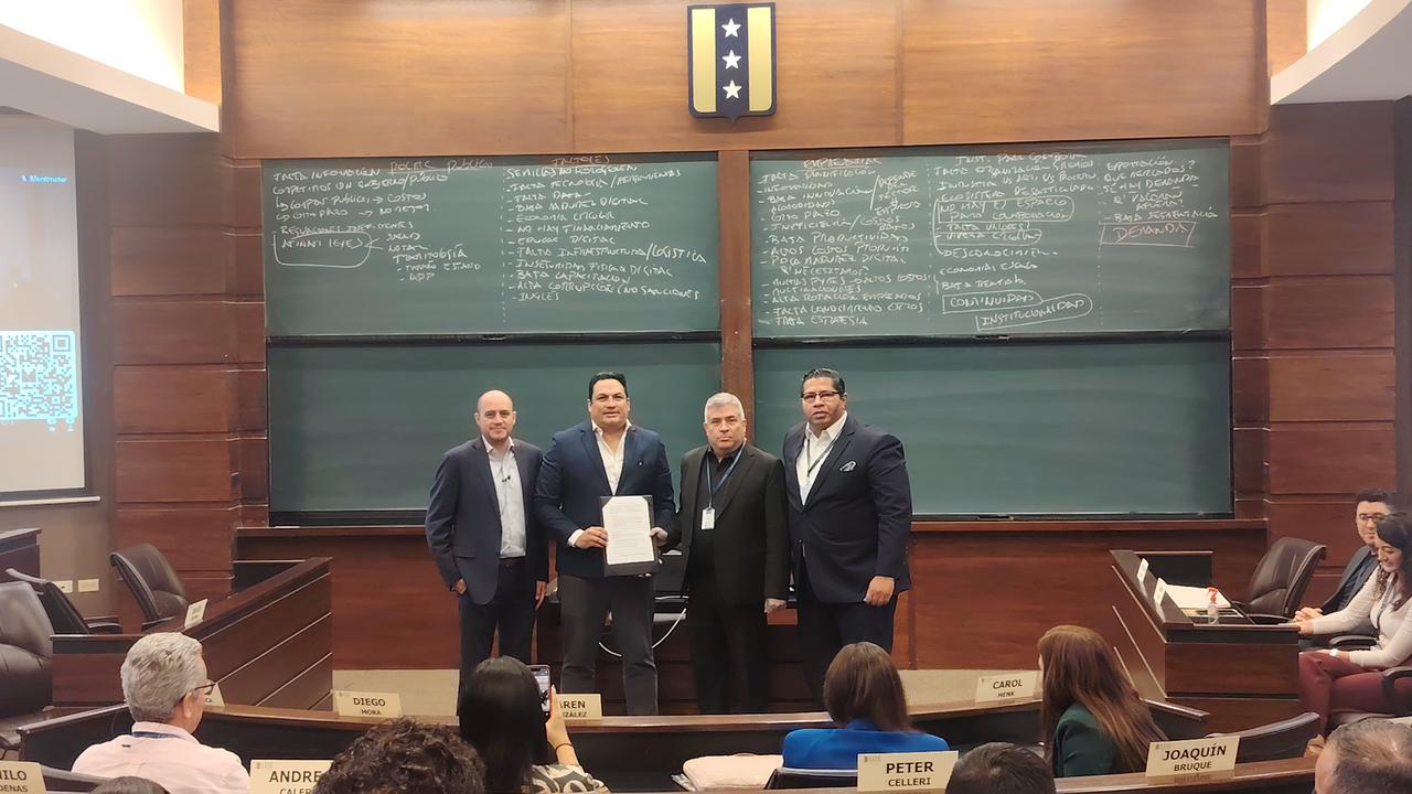 Firma de convenio de colaboración interinstitucional ASOLOG - CTDG